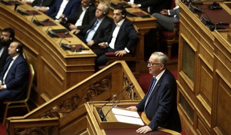 Γιούνκερ στη Βουλή για τους Έλληνες στρατιωτικούς και για το όνομα της πΓΔΜ