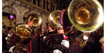 Μεγάλη Παρασκευή στην Κέρκυρα: Η περιφορά των 33 επιταφίων υπό τα πένθιμα εμβατήρια των Φιλαρμονικών