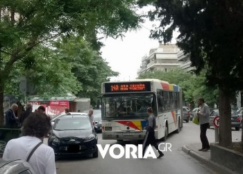 Συνέβη και πάλι στη Θεσσαλονίκη: Λεωφορείο εγκλωβίστηκε από ΙΧ!