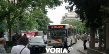 Συνέβη και πάλι στη Θεσσαλονίκη: Λεωφορείο εγκλωβίστηκε από ΙΧ!