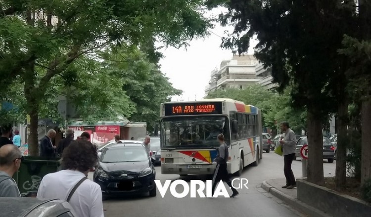 Συνέβη και πάλι στη Θεσσαλονίκη: Λεωφορείο εγκλωβίστηκε από ΙΧ!