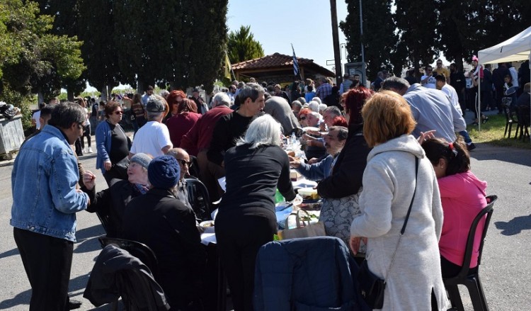 Ταφικό έθιμο στο Μεσιανό Πέλλας – Γεύμα με τους νεκρούς (φωτο)