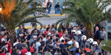 Νύχτα κόλασης έζησε η Μυτιλήνη – Επεισόδια με πρόσφυγες και μετανάστες που άναψαν φωτιές