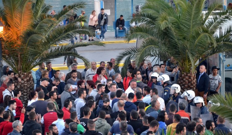 Νύχτα κόλασης έζησε η Μυτιλήνη – Επεισόδια με πρόσφυγες και μετανάστες που άναψαν φωτιές
