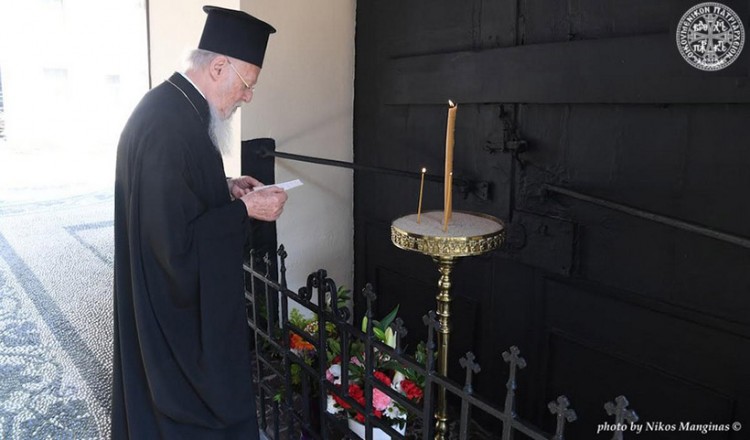Ο Βαρθολομαίος άναψε κερί στην Πύλη που κρεμάστηκε ο Πατριάρχης Γρηγόριος Ε’ (φωτο)