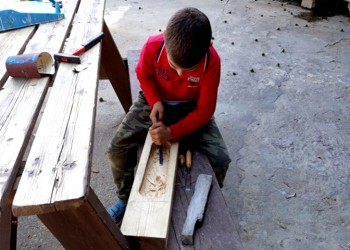 Ο 10χρονος Δίας από την Κρήτη φτιάχνει τη δική του ποντιακή λύρα! (βίντεο)