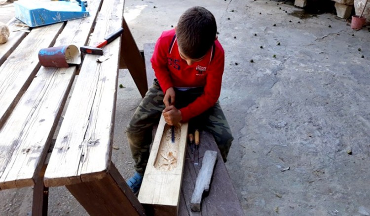 Ο 10χρονος Δίας από την Κρήτη φτιάχνει τη δική του ποντιακή λύρα! (βίντεο)