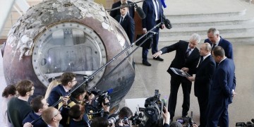 Ο Πούτιν σε προσομοιωτή διαστημοπλοίου – Προανήγγειλε ρωσική αποστολή στο φεγγάρι