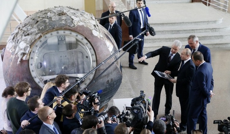 Ο Πούτιν σε προσομοιωτή διαστημοπλοίου – Προανήγγειλε ρωσική αποστολή στο φεγγάρι