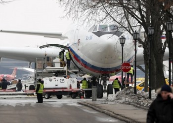 Οι πρώτοι απελαθέντες Ρώσοι διπλωμάτες προσγειώθηκαν στη Μόσχα