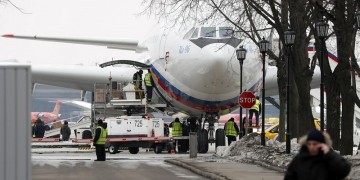 Οι πρώτοι απελαθέντες Ρώσοι διπλωμάτες προσγειώθηκαν στη Μόσχα