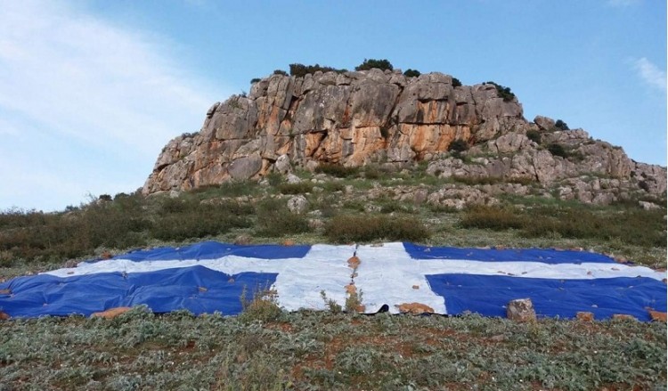 Τεράστια ελληνική σημαία σε λόφο στα Φάρσαλα