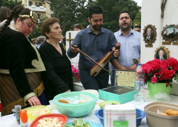 Εικόνες από το ταφικό έθιμο των Ποντίων στο Κοιμητήριο Σουρμένων