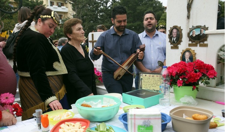Εικόνες από το ταφικό έθιμο των Ποντίων στο Κοιμητήριο Σουρμένων