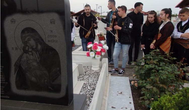 Συγκίνηση στο ταφικό έθιμο της Χαρίεσσας (φωτο)