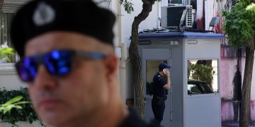 Η στιγμή που ο Ρουβίκωνας επιτίθεται στο τουρκικό Προξενείο (βίντεο)