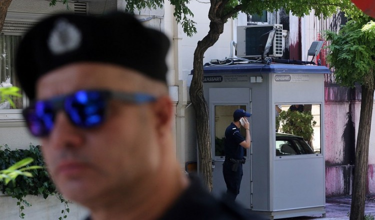 Η στιγμή που ο Ρουβίκωνας επιτίθεται στο τουρκικό Προξενείο (βίντεο)