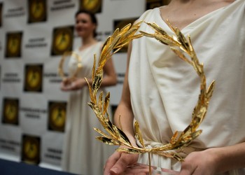 Η Ελλάδα παρουσιάζει τα στεφάνια του Μαραθωνίου της Βοστόνης