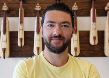 Ο Βασίλης Παπαδόπουλος κατασκευάζει ποντιακές λύρες και τις εξάγει σε όλο τον κόσμο (βίντεο)