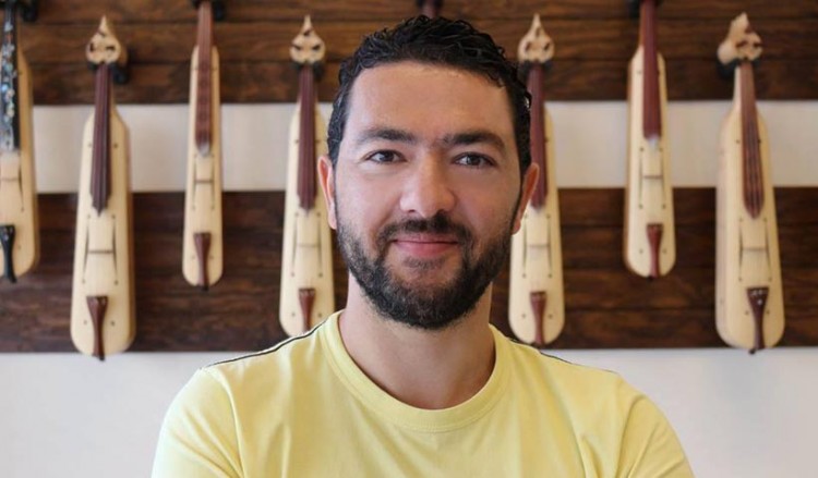 Ο Βασίλης Παπαδόπουλος κατασκευάζει ποντιακές λύρες και τις εξάγει σε όλο τον κόσμο (βίντεο)