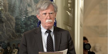 O Τραμπ απέλυσε αιφνιδίως τον Τζον Μπόλτον