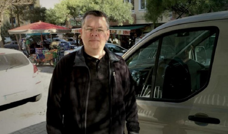 Παραμένει στις τουρκικές φυλακές ο Αμερικανός πάστορας
