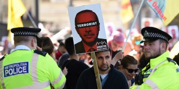 Επεισόδια στο Λονδίνο μεταξύ υποστηρικτών και επικριτών του Ερντογάν
