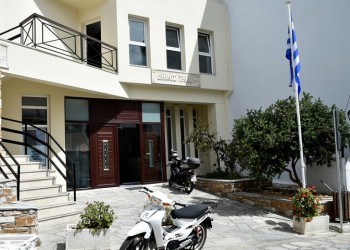 Εισβολή του Ρουβίκωνα στο δημαρχείο Τήνου – Οκτώ συλλήψεις