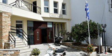 Εισβολή του Ρουβίκωνα στο δημαρχείο Τήνου – Οκτώ συλλήψεις