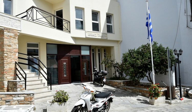 Εισβολή του Ρουβίκωνα στο δημαρχείο Τήνου – Οκτώ συλλήψεις