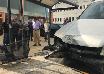 Ένας νεκρός και τρεις τραυματίες στη Μεταμόρφωση από το ΙΧ που έπεσε σε στάση λεωφορείου