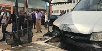 Ένας νεκρός και τρεις τραυματίες στη Μεταμόρφωση από το ΙΧ που έπεσε σε στάση λεωφορείου