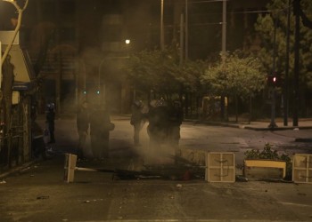 Βραδιά επεισοδίων μεταξύ οπαδών και αστυνομικών στο κέντρο της Αθήνας