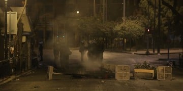 Βραδιά επεισοδίων μεταξύ οπαδών και αστυνομικών στο κέντρο της Αθήνας