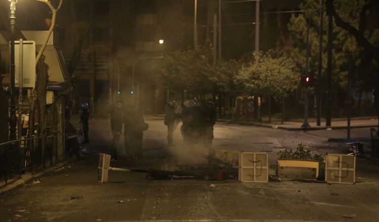 Βραδιά επεισοδίων μεταξύ οπαδών και αστυνομικών στο κέντρο της Αθήνας