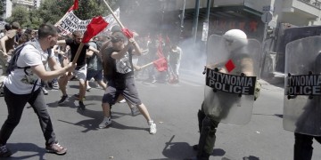 Νέα επεισόδια στην πορεία της ΓΣΕΕ-ΑΔΕΔΥ με χημικά από τα ΜΑΤ