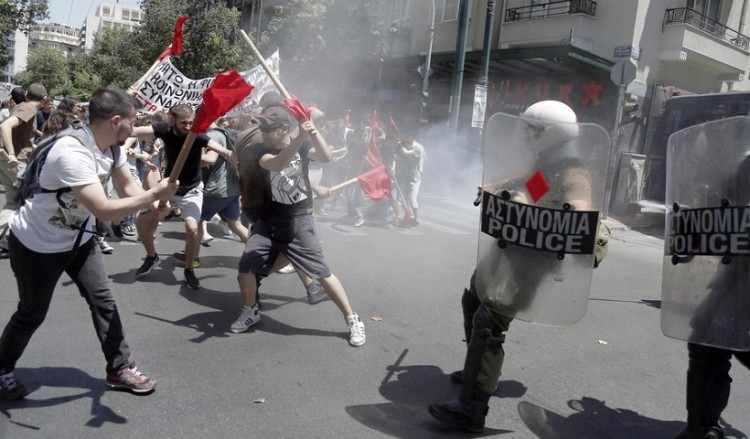 Νέα επεισόδια στην πορεία της ΓΣΕΕ-ΑΔΕΔΥ με χημικά από τα ΜΑΤ