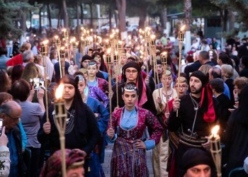 Βγήκαν στους δρόμους με δάδες και νταούλια για να τιμήσουν τη Γενοκτονία των Ποντίων (φωτο)