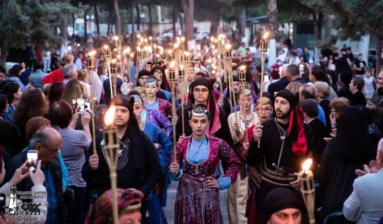 Βγήκαν στους δρόμους με δάδες και νταούλια για να τιμήσουν τη Γενοκτονία των Ποντίων (φωτο)