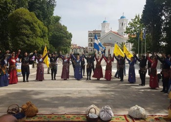 Χόρεψαν σέρρα μπροστά από το μνημείο του Θεόδωρου Κολοκοτρώνη στην Τρίπολη (φωτο)