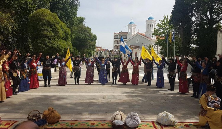 Χόρεψαν σέρρα μπροστά από το μνημείο του Θεόδωρου Κολοκοτρώνη στην Τρίπολη (φωτο)