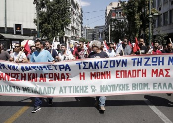 Απεργία ΓΣΕΕ-ΑΔΕΔΥ με εντάσεις, αβγά και συνθήματα κατά της κυβέρνησης ΣΥΡΙΖΑ-ΑΝΕΛ