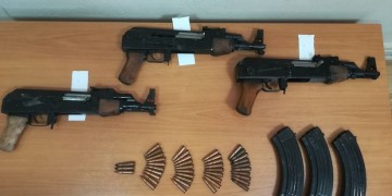 Σύλληψη 30χρονου Αλβανού με τρία καλάσνικοφ κοντά στα σύνορα