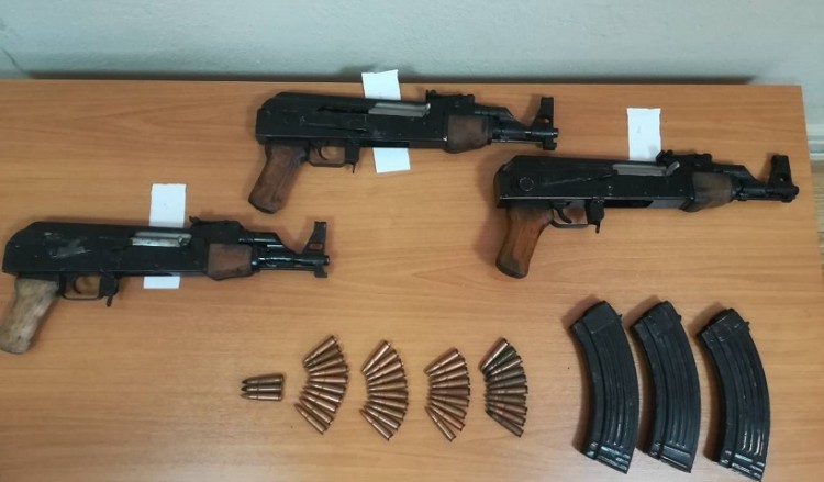 Σύλληψη 30χρονου Αλβανού με τρία καλάσνικοφ κοντά στα σύνορα
