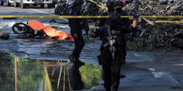 Ινδονησία: Πολύνεκρες επιθέσεις αυτοκτονίας σε τρεις εκκλησίες