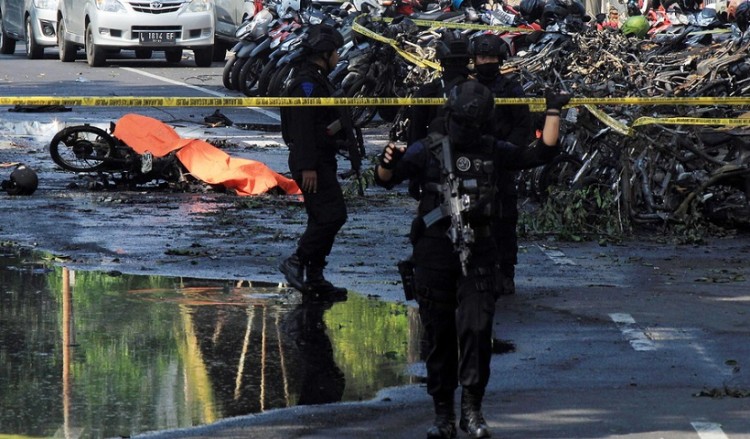 Ινδονησία: Πολύνεκρες επιθέσεις αυτοκτονίας σε τρεις εκκλησίες