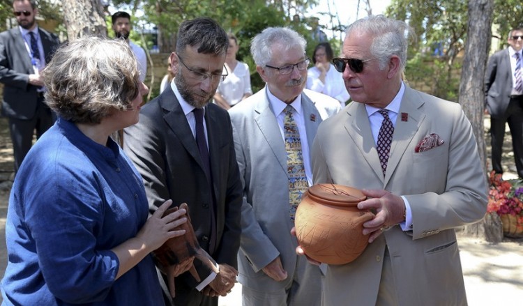 Χόρεψαν πεντοζάλη Κάρολος και Καμίλα στις Αρχάνες (βίντεο)