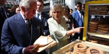 Ο Κάρολος στο κέντρο της Αθήνας: Το κουλούρι και ο φρέντο! (φωτο)