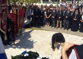 Κρητικός γονατίζει στη μνήμη των θυμάτων της Γενοκτονίας των Ποντίων (βίντεο)