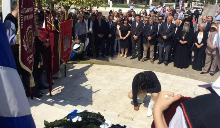 Κρητικός γονατίζει στη μνήμη των θυμάτων της Γενοκτονίας των Ποντίων (βίντεο)